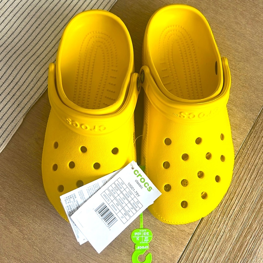 Brand New Men Size 6/ Women’s Size 8 Sunflower Yellow Crocs